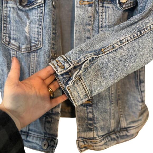 Light Wash Distressed Denim Jacket Vintage Style 3/4 Sleeves Frayed Details - Picture 4 of 7
